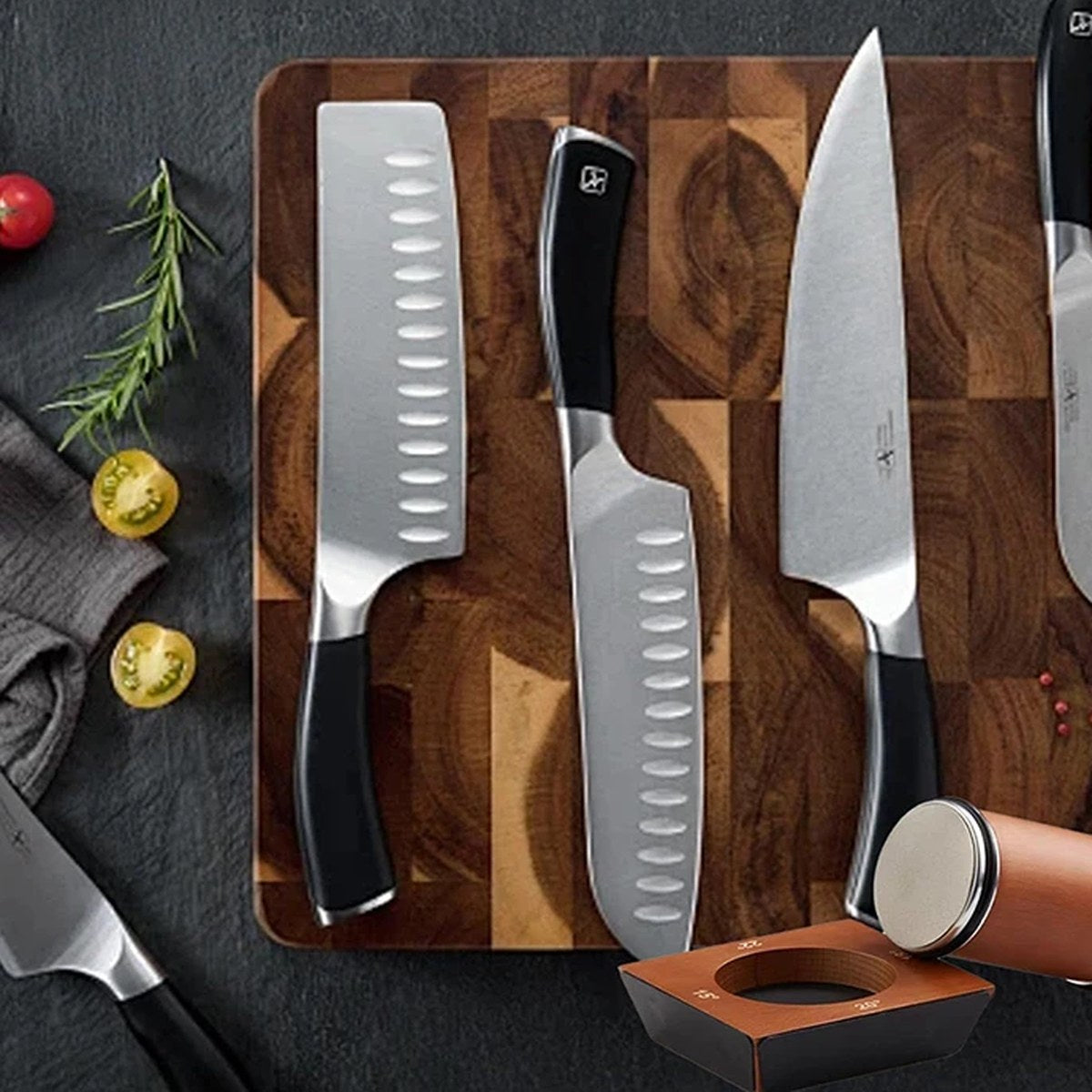 Aiguiseur à rouleau et couteaux de cuisine sur une planche